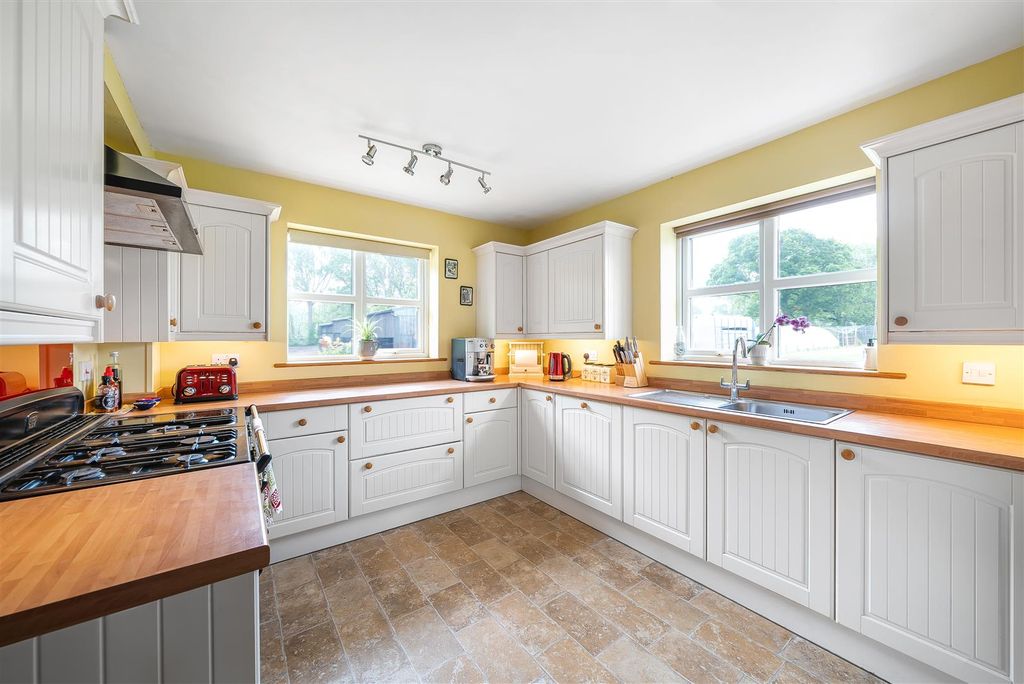 Property photo 3 of 18 Kitchen