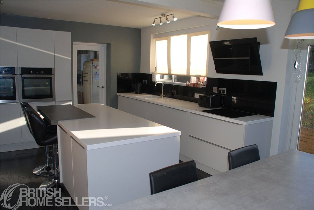 Property photo 3 of 21 Picture No. 12