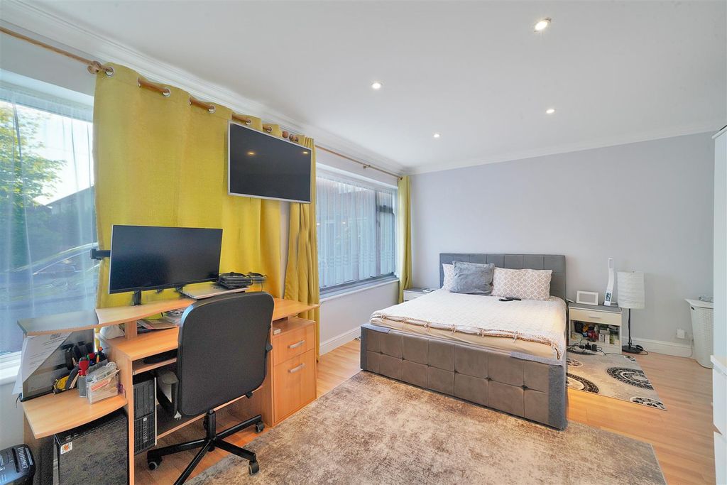 Property photo 2 of 13 11 Tunworth Close - Yfe89Fmm5H6Ecdlsfvci.Jpg