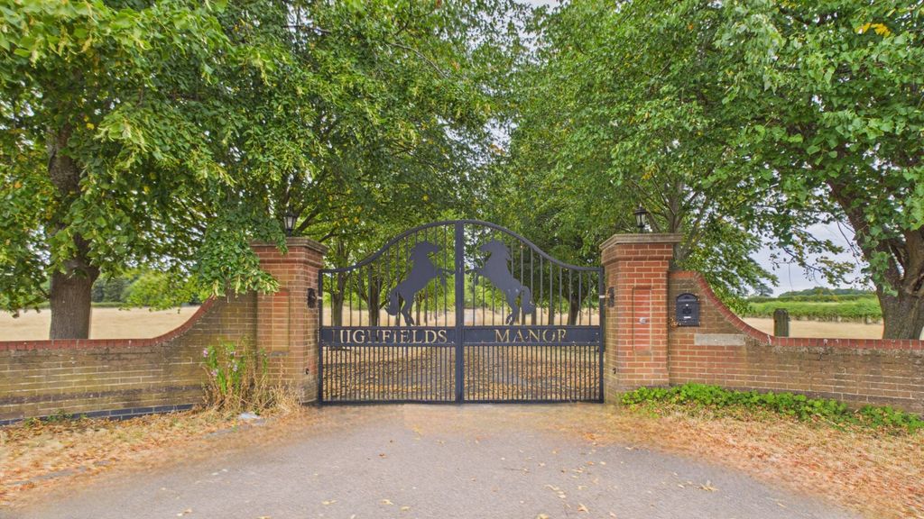 Property photo 2 of 80 Front Gate 4
