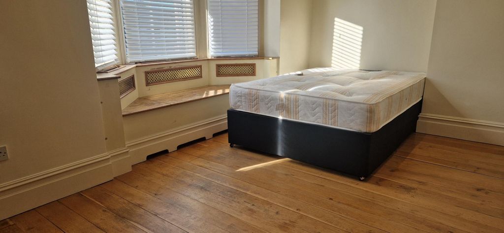 Property photo 1 of 7 Large Double Room With En Suite To Rent