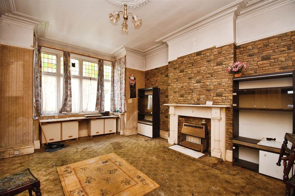 Property photo 2 of 13 Lounge