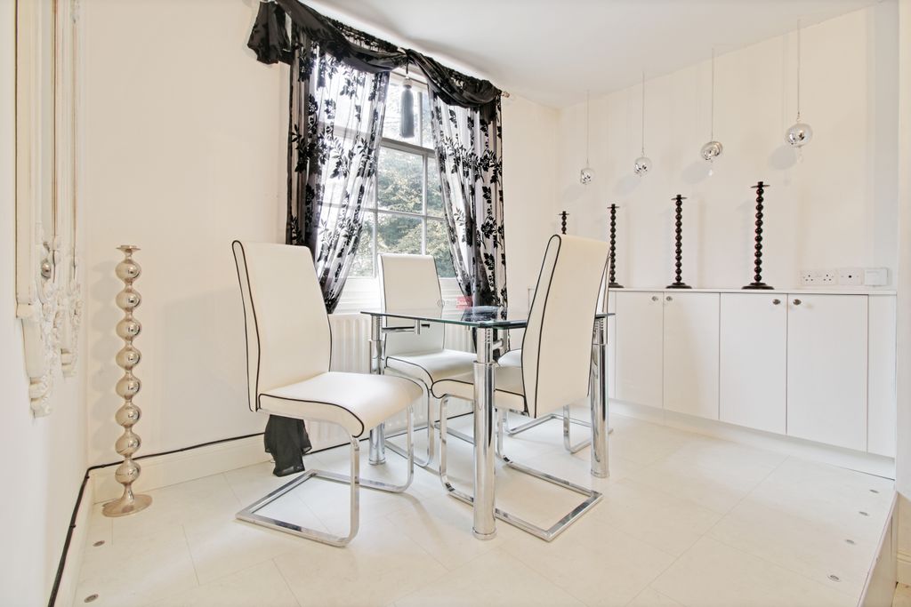 Property photo 3 of 8 Photo 10