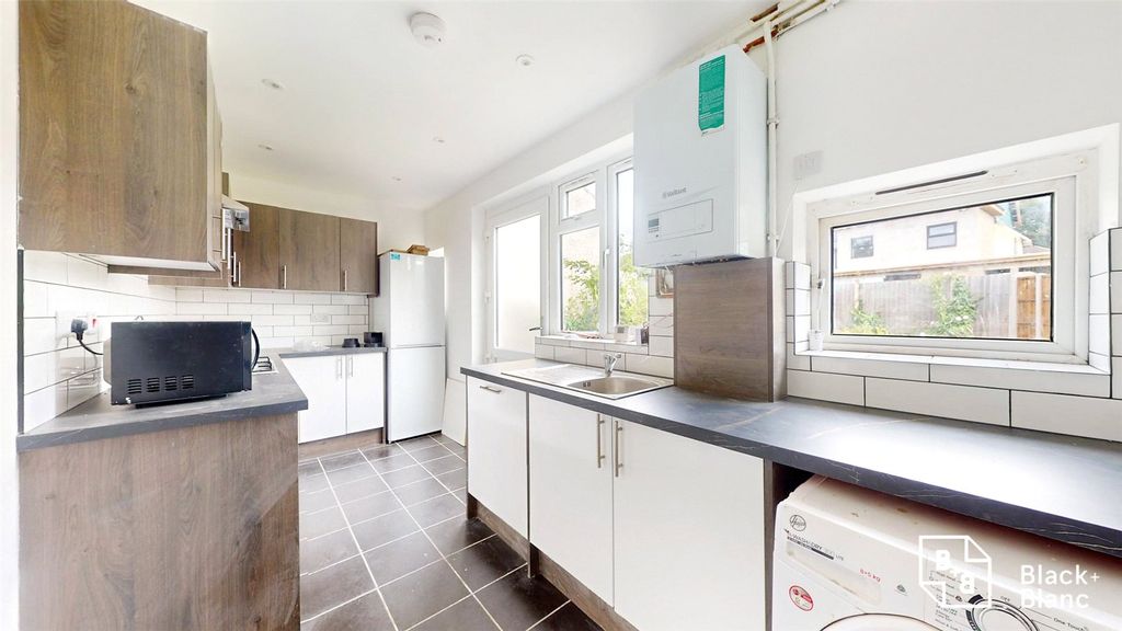 Property photo 3 of 9 Kitchen