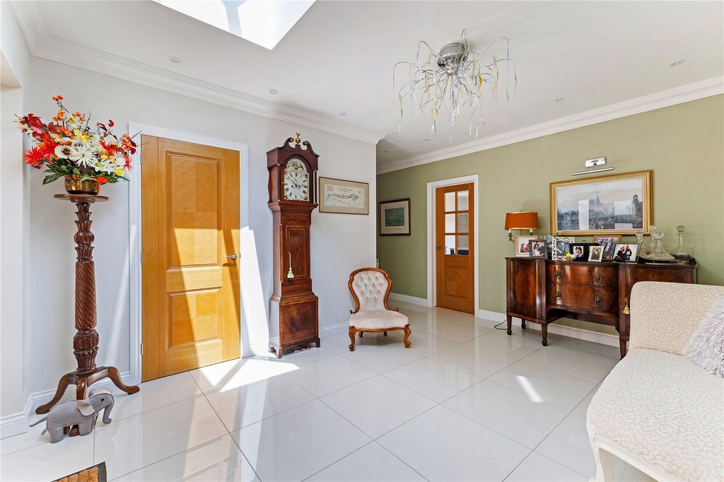 Property photo 3 of 20 Entrance Hall