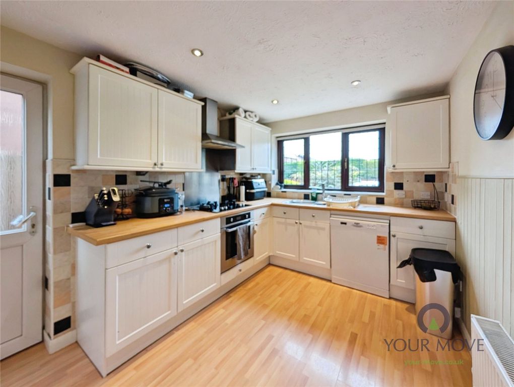 Property photo 3 of 18 Kitchen