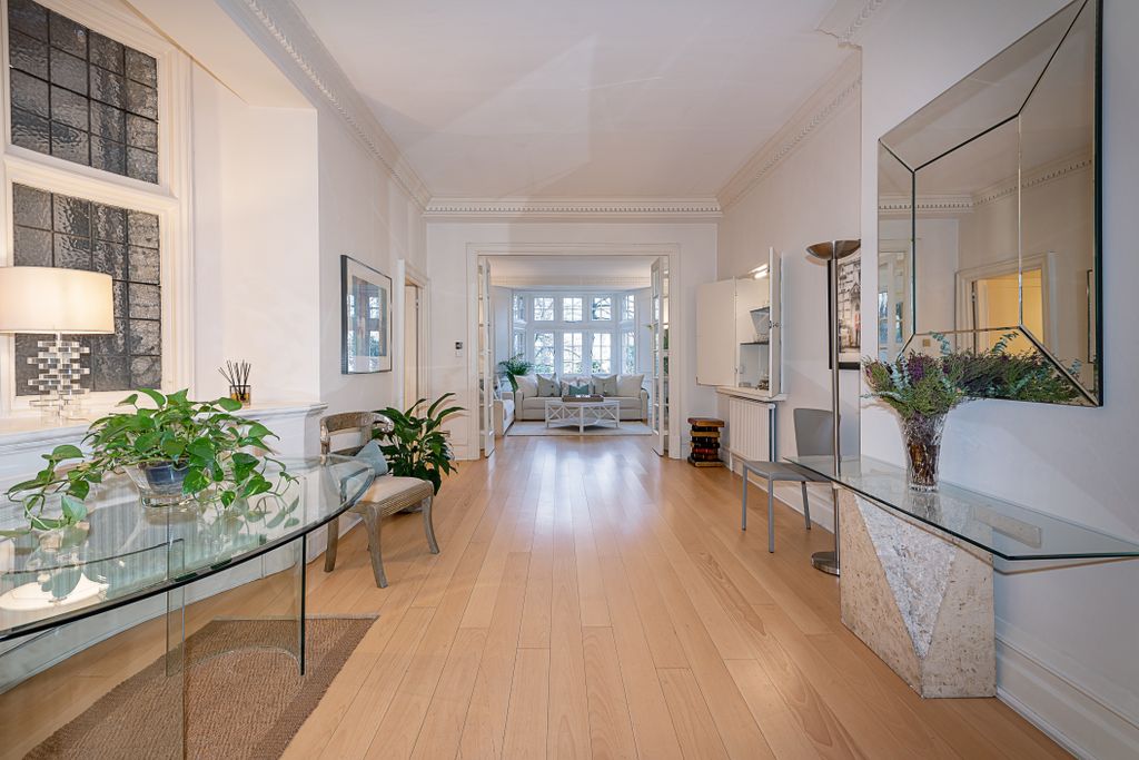 Property photo 2 of 24 Entrance Hallway