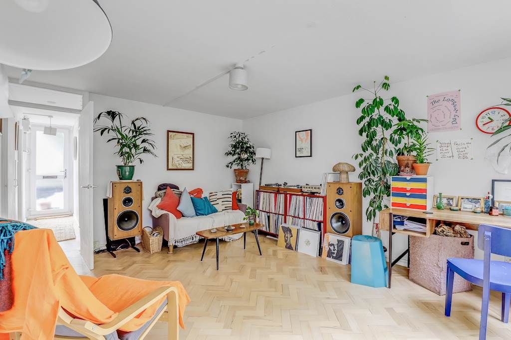 Property photo 3 of 13 06-Bc8Bjhhgll - 38 Kitley Gardens - 10-Small