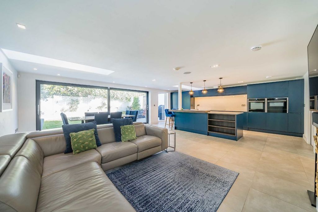 Property photo 1 of 11