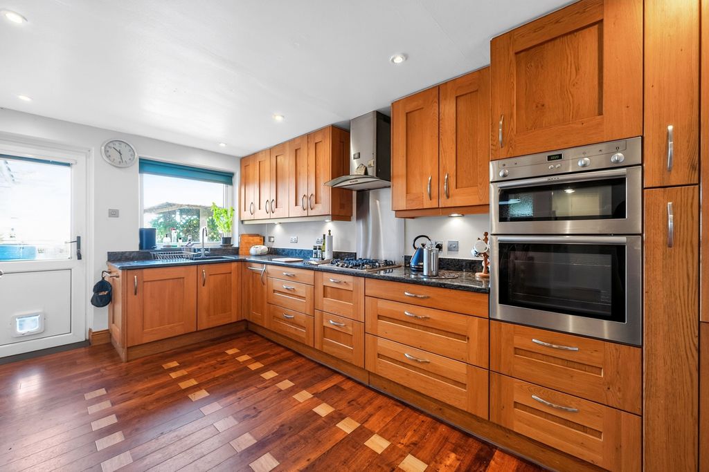 Property photo 3 of 20 Kitchen