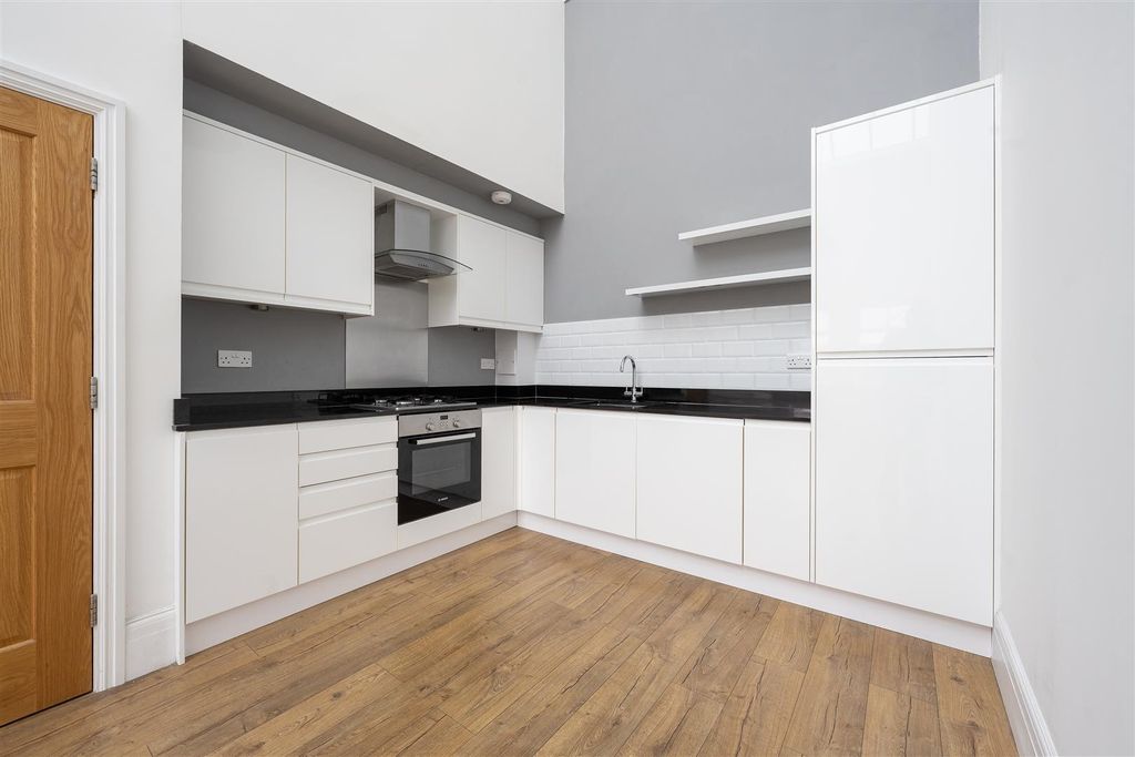 Property photo 2 of 24 Adelaide Road, E10