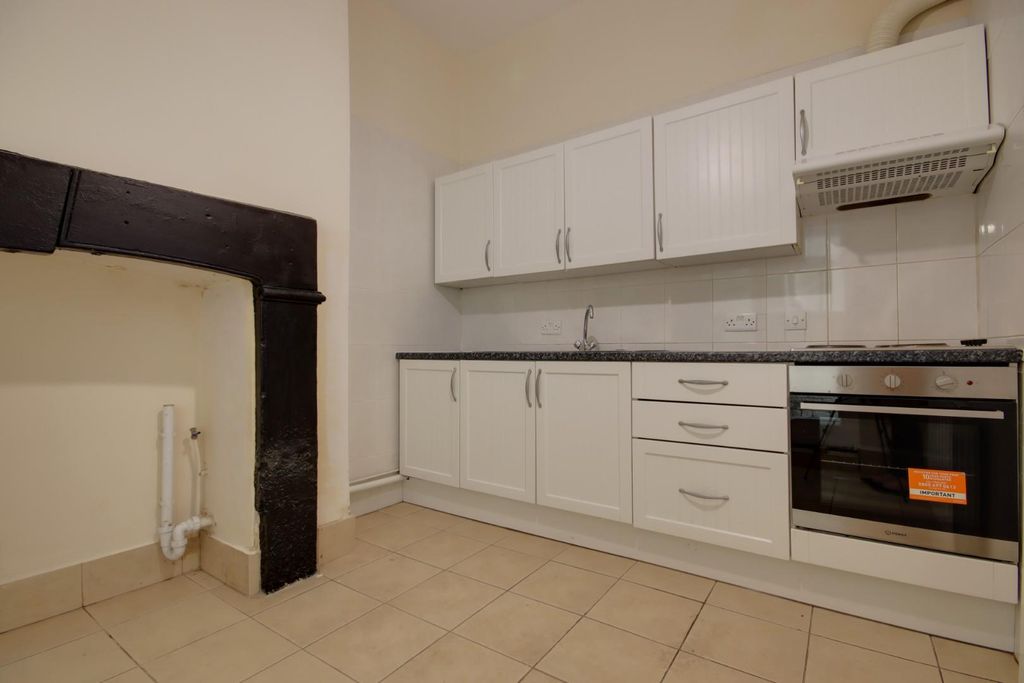 Property photo 2 of 9 Kitchen