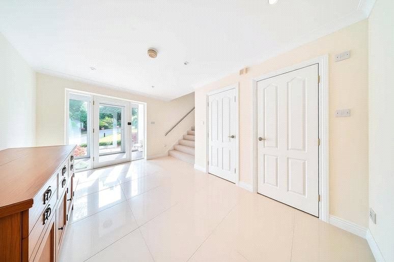 Property photo 2 of 19 Entrance Hall