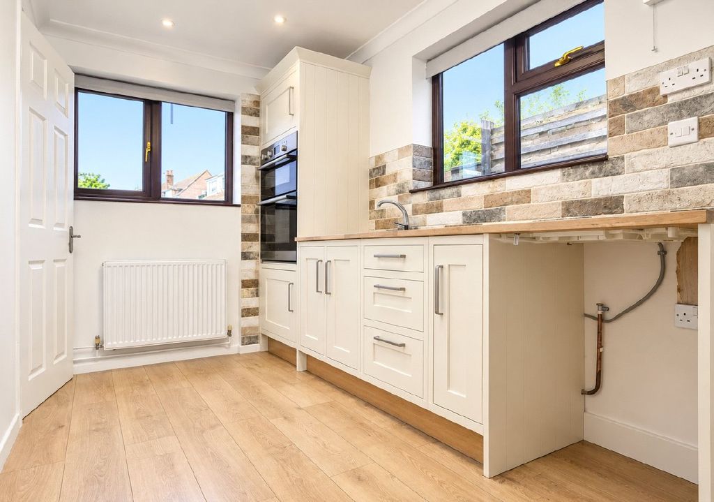Property photo 3 of 11 Kitchen