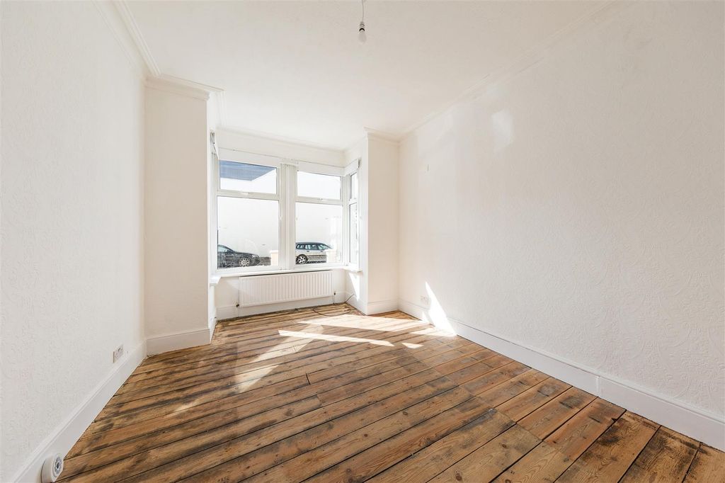 Property photo 2 of 29 Dawlish Road, E10