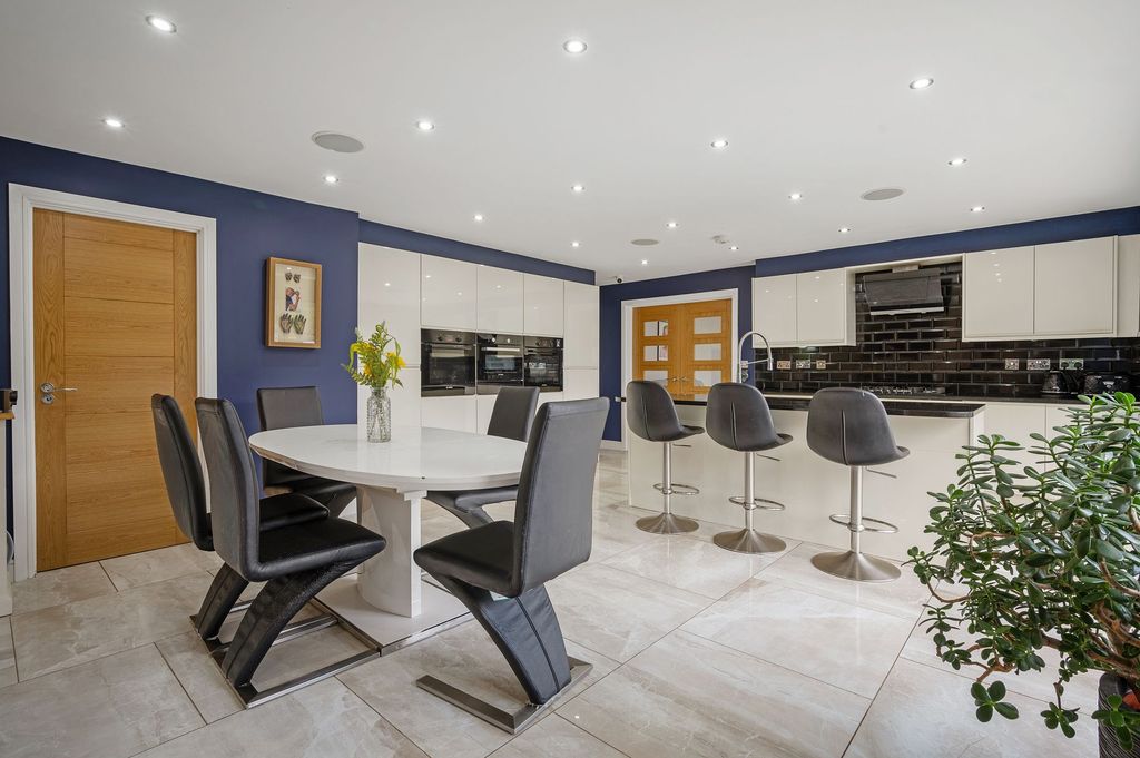 Property photo 2 of 40