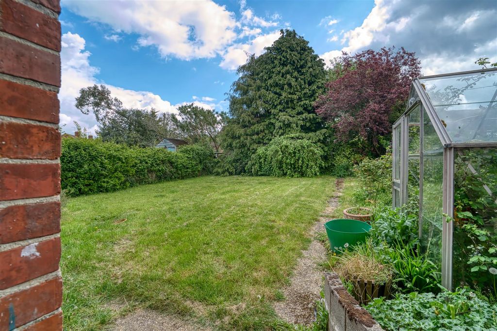 Property photo 2 of 11 Garden