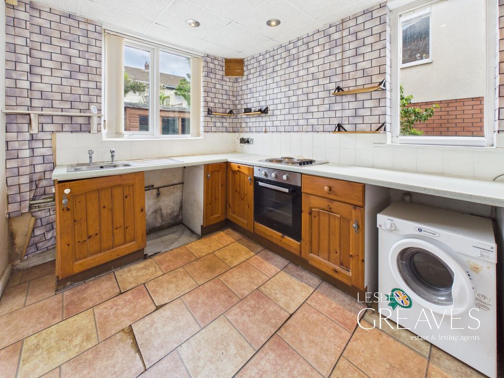Property photo 3 of 11 Kitchen