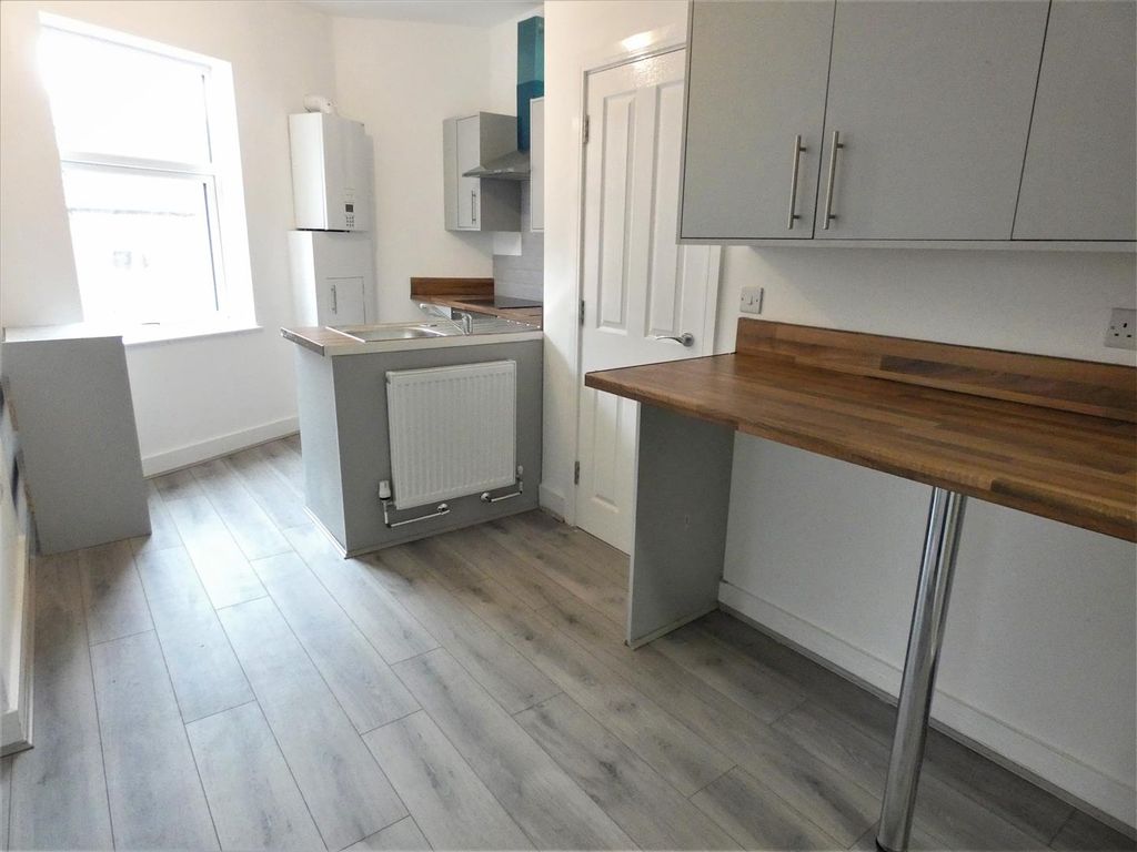 Property photo 3 of 11 Kitchen