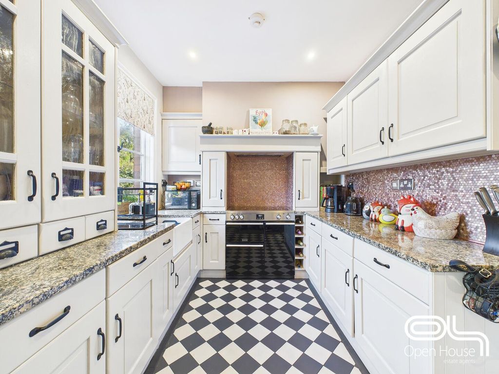 Property photo 2 of 19 Kitchen