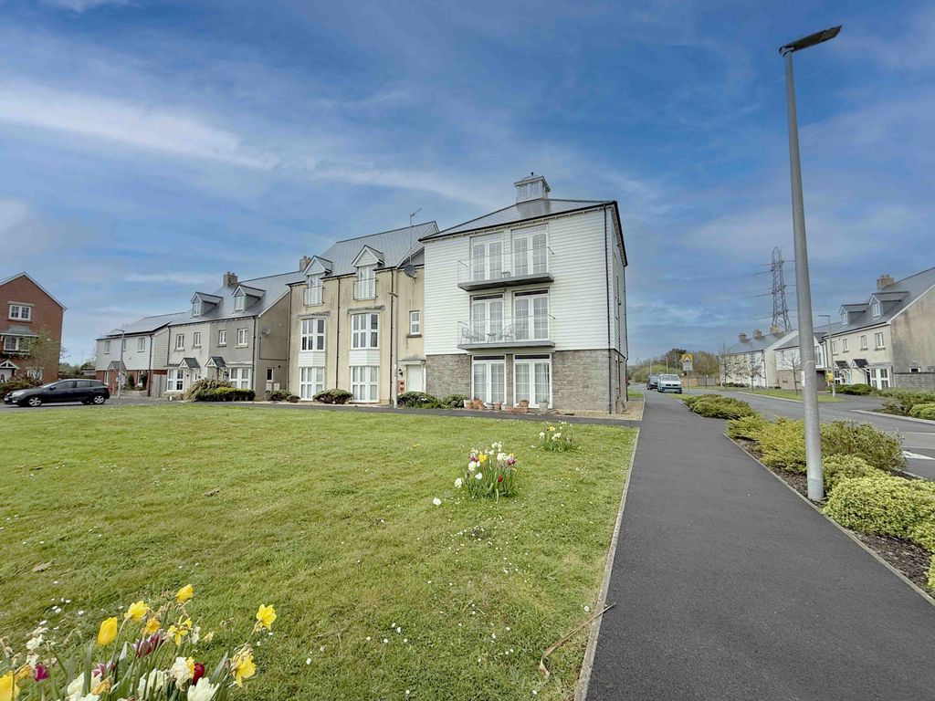 Property photo 1 of 10 2 Bedroom Ground Floor Apartment For Sale In Y Corsydd, Llanelli