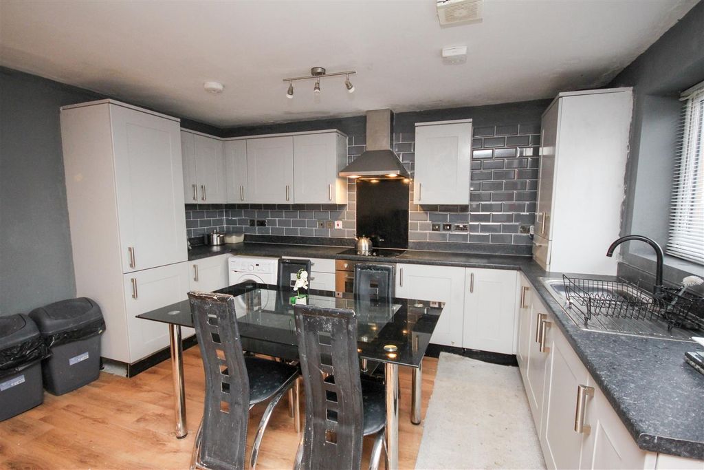 Property photo 3 of 12 Kitchen 2.Jpg