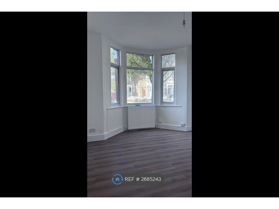 Property photo 1 of 7 Livingroom