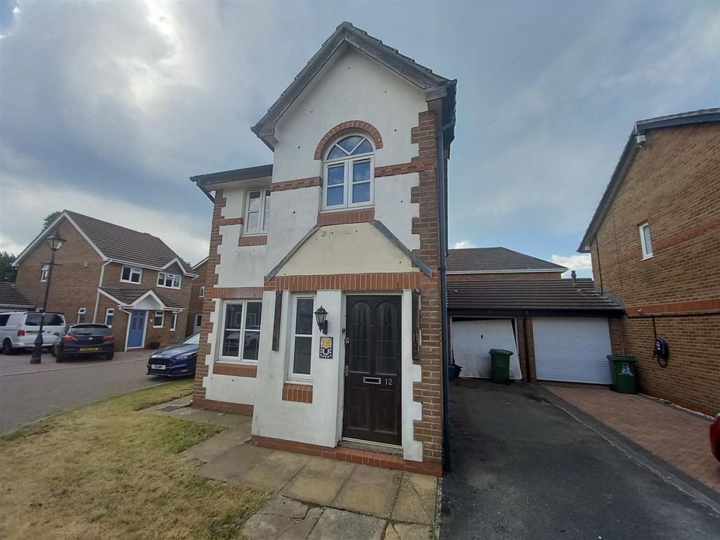 Property photo 1 of 9 12 Drakes Close Front.Jpg