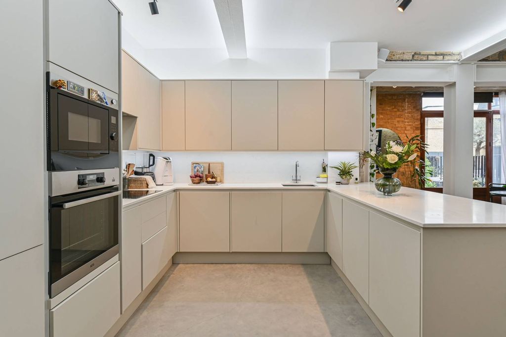 Property photo 2 of 22