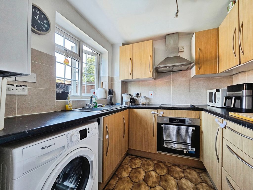Property photo 3 of 11 Kitchen