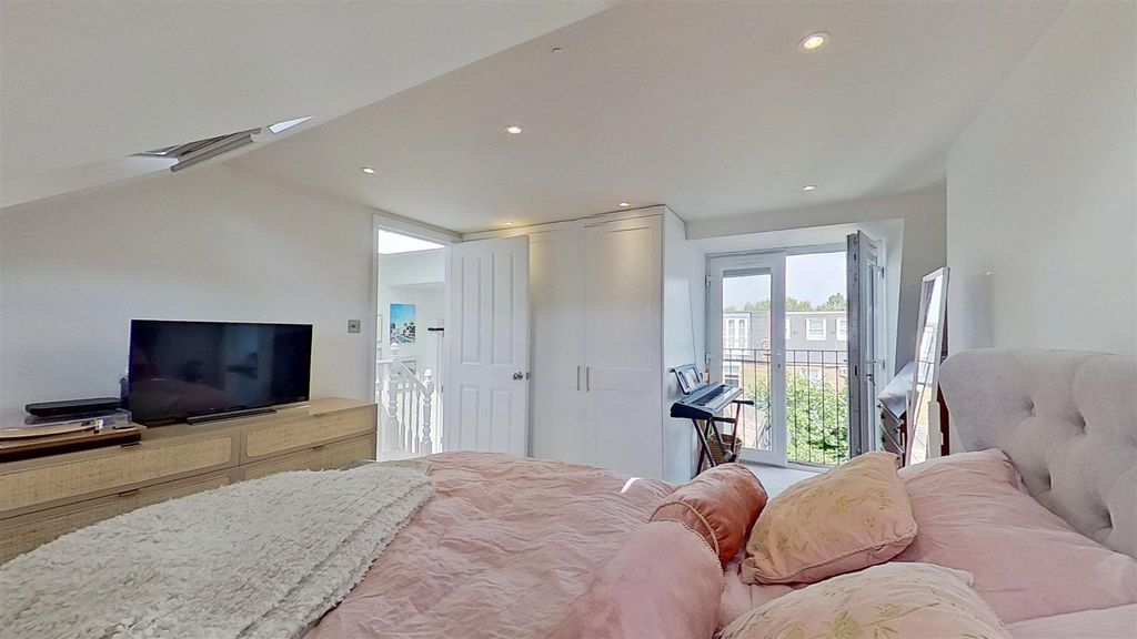 Property photo 3 of 23 Penwith-Road-Earlsfield-Sw18-07012025_141410.Jpg