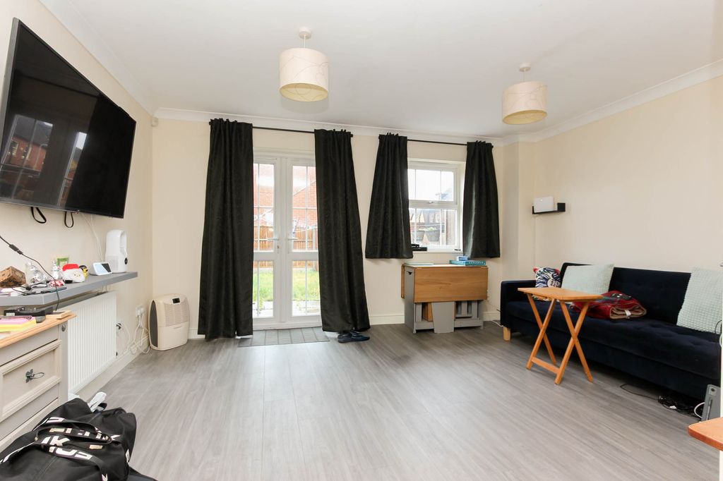 Property photo 2 of 11 Lounge