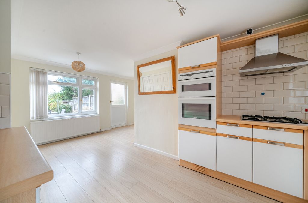 Property photo 3 of 19 1364986-16-68F0E6...