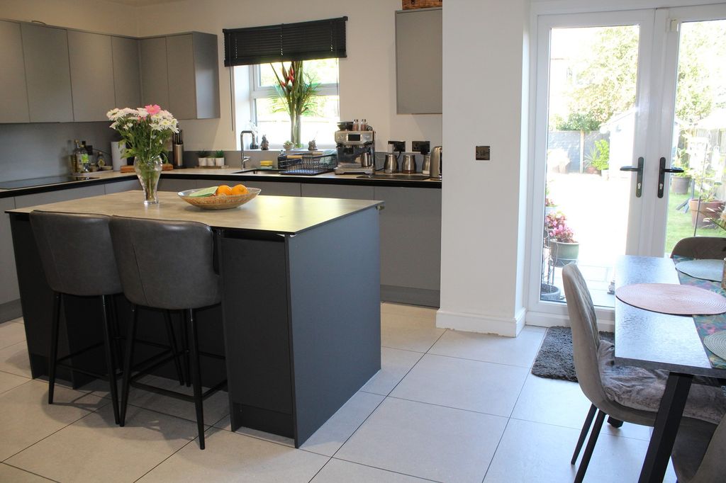 Property photo 3 of 15 Fitted Kitchen Picture 2