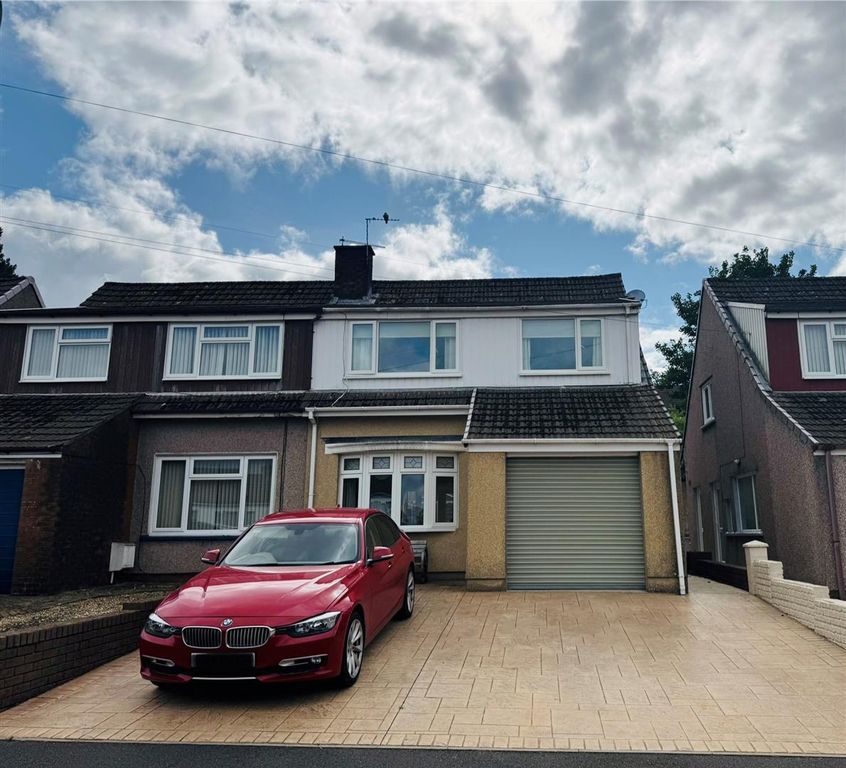 Property photo 1 of 25 15 Elgar Close.Jpg