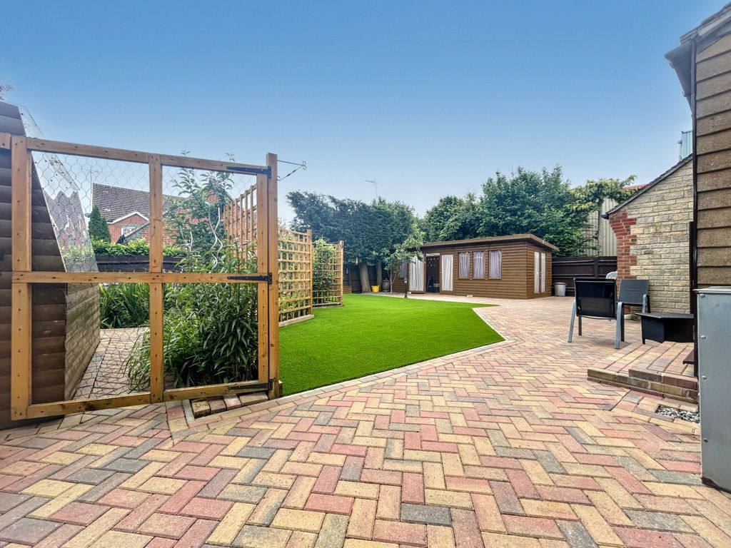 Property photo 3 of 24 Image00009