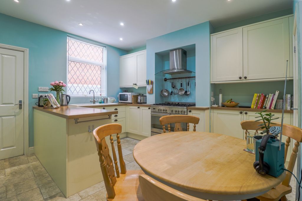Property photo 1 of 10 Kitchen