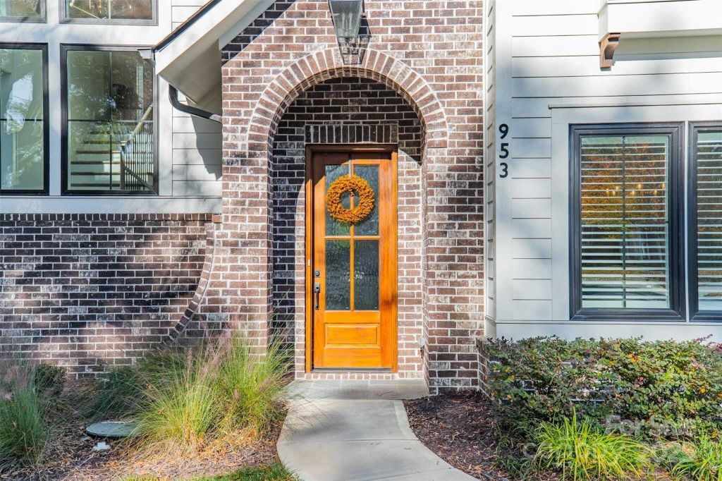 Property photo 1 of 32