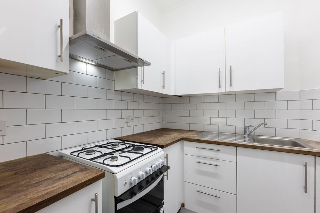 Property photo 3 of 8 Cadogan Court F16...