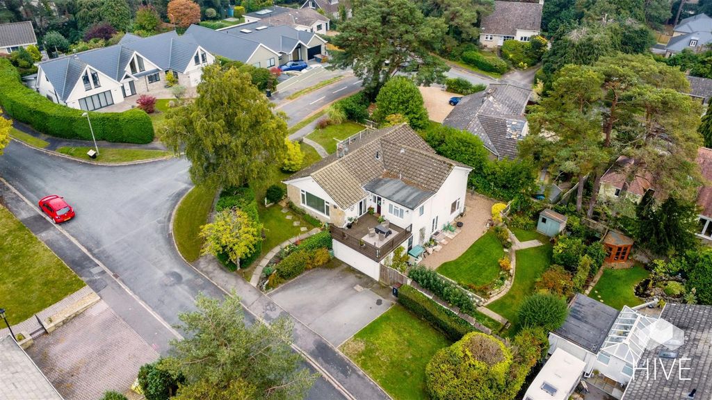 Property photo 2 of 27 Gainsborough Road