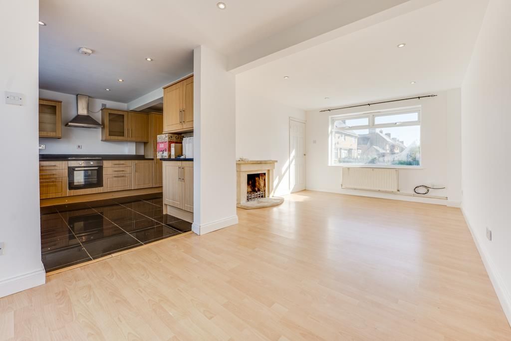 Property photo 3 of 26 4 The Square, Thorpe Malsor-10.Jpg