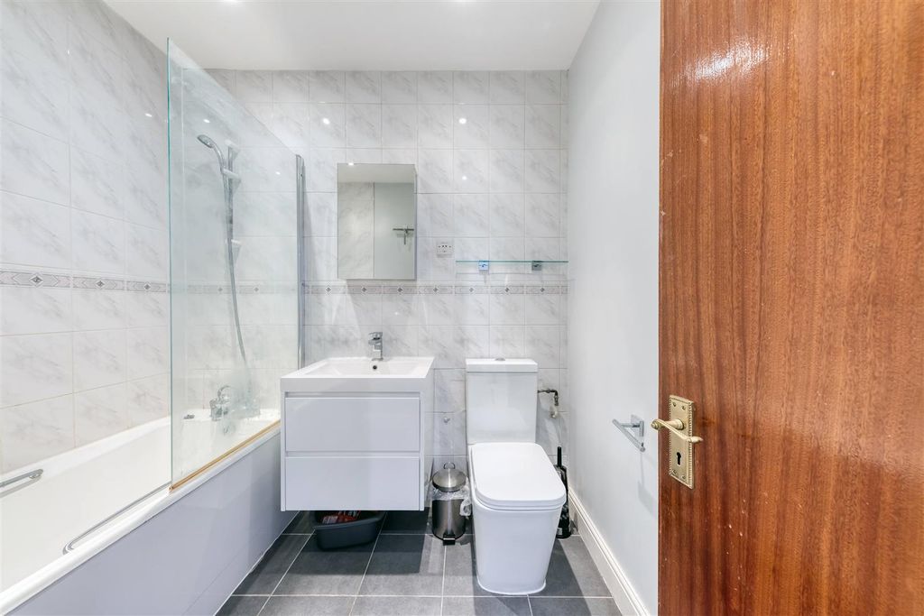 Property photo 1 of 9 Bathroom.Jpg