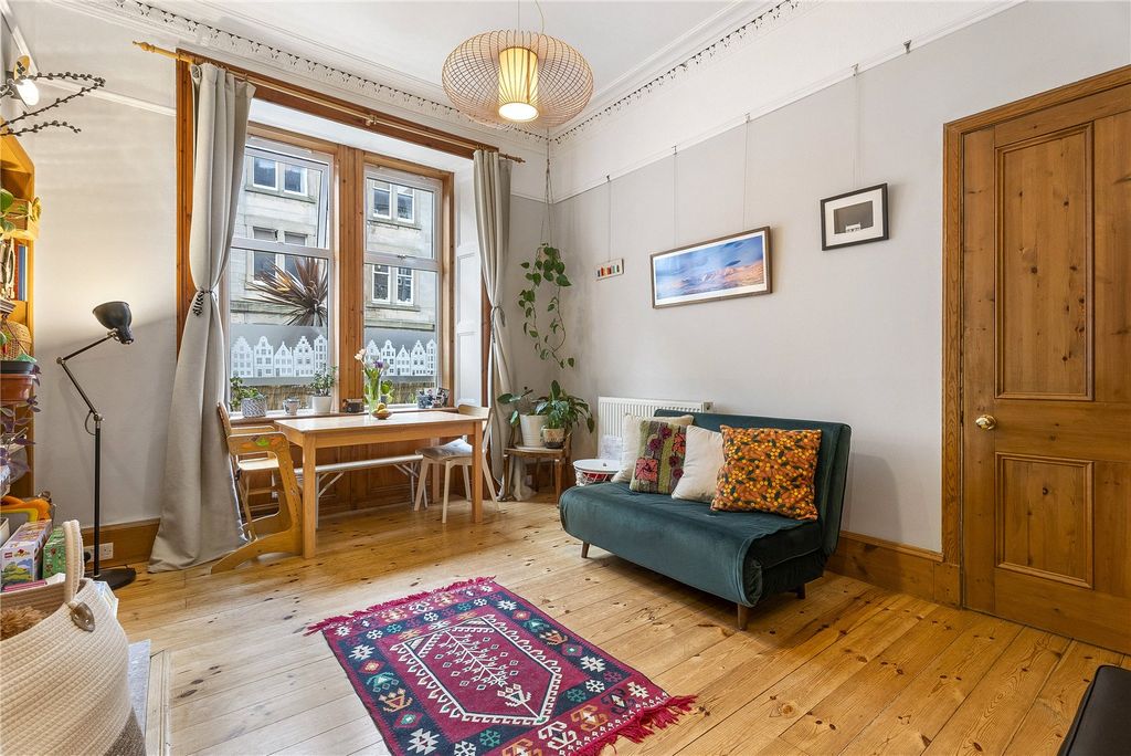 Property photo 3 of 23 18 Roseburn Place
