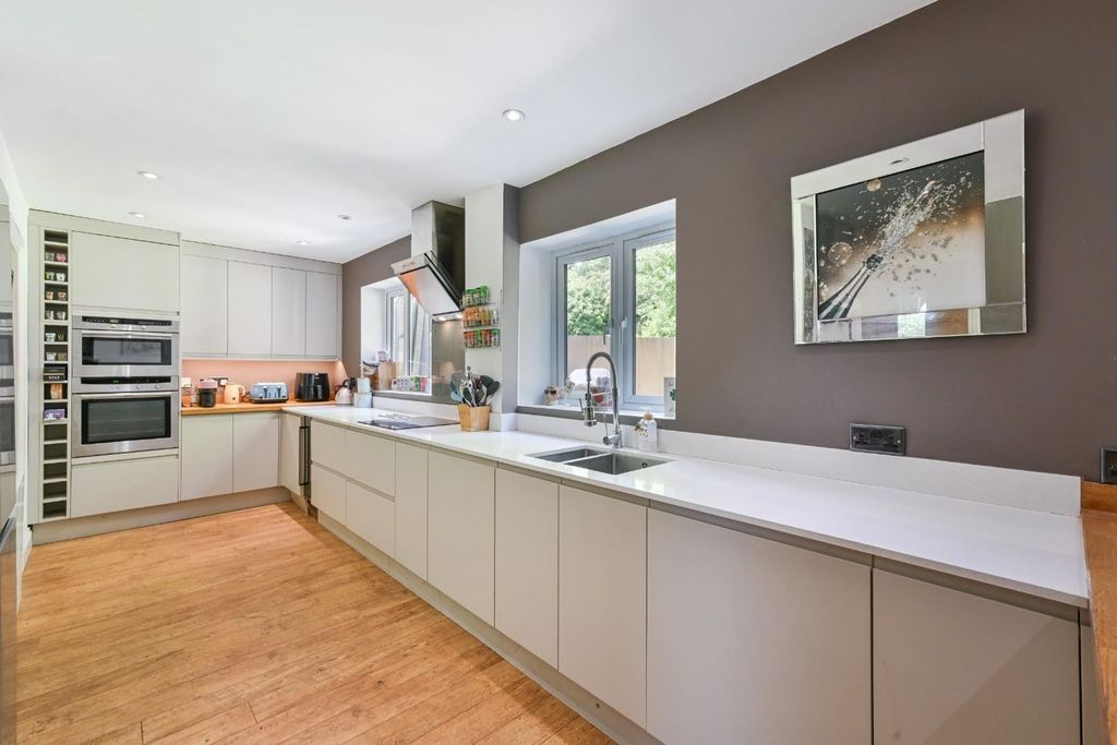Property photo 3 of 18 Hill View Close