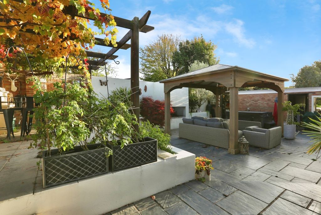 Property photo 2 of 17 Photo