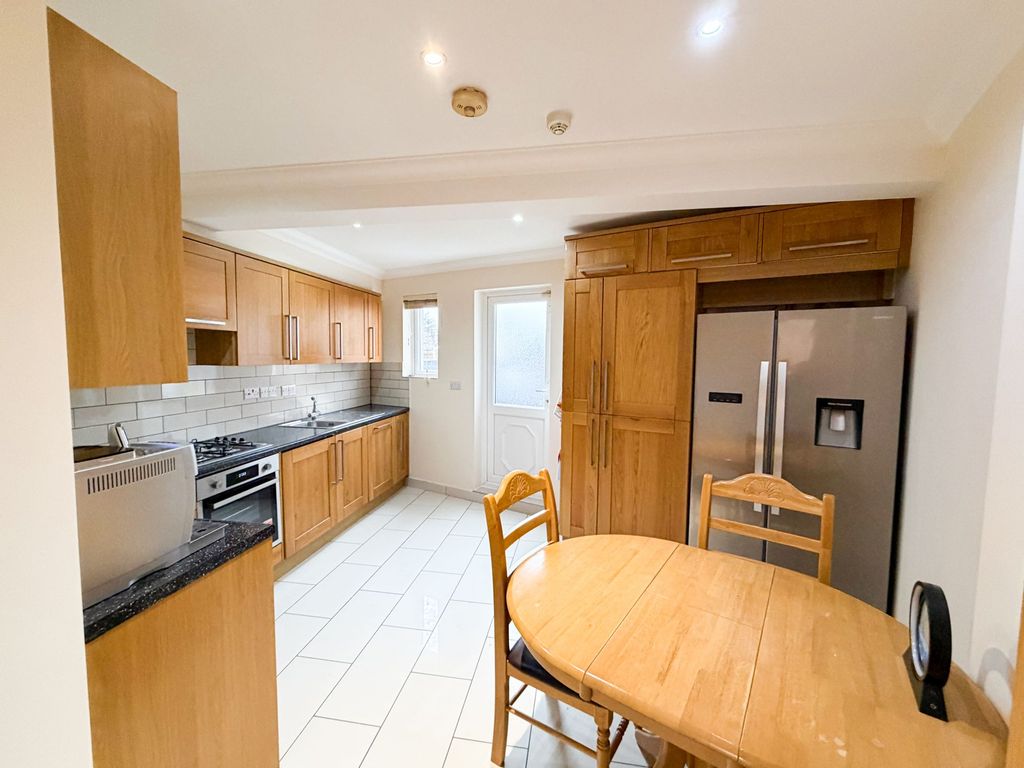 Property photo 3 of 13 Fencepiece Rd Ig6