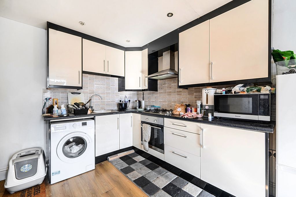 Property photo 2 of 10 Kitchen