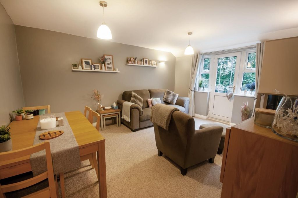 Property photo 2 of 15 Lounge