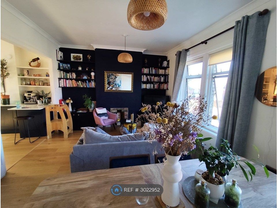 Property photo 2 of 17 Living / Sitting Room View