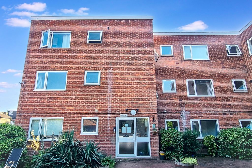 Property photo 2 of 15 Flat 30, Highland Court, 87 Gordon Road, South Woodford, London, E18 1Re